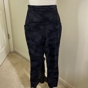 Lululemon Black camo with pockets size 6